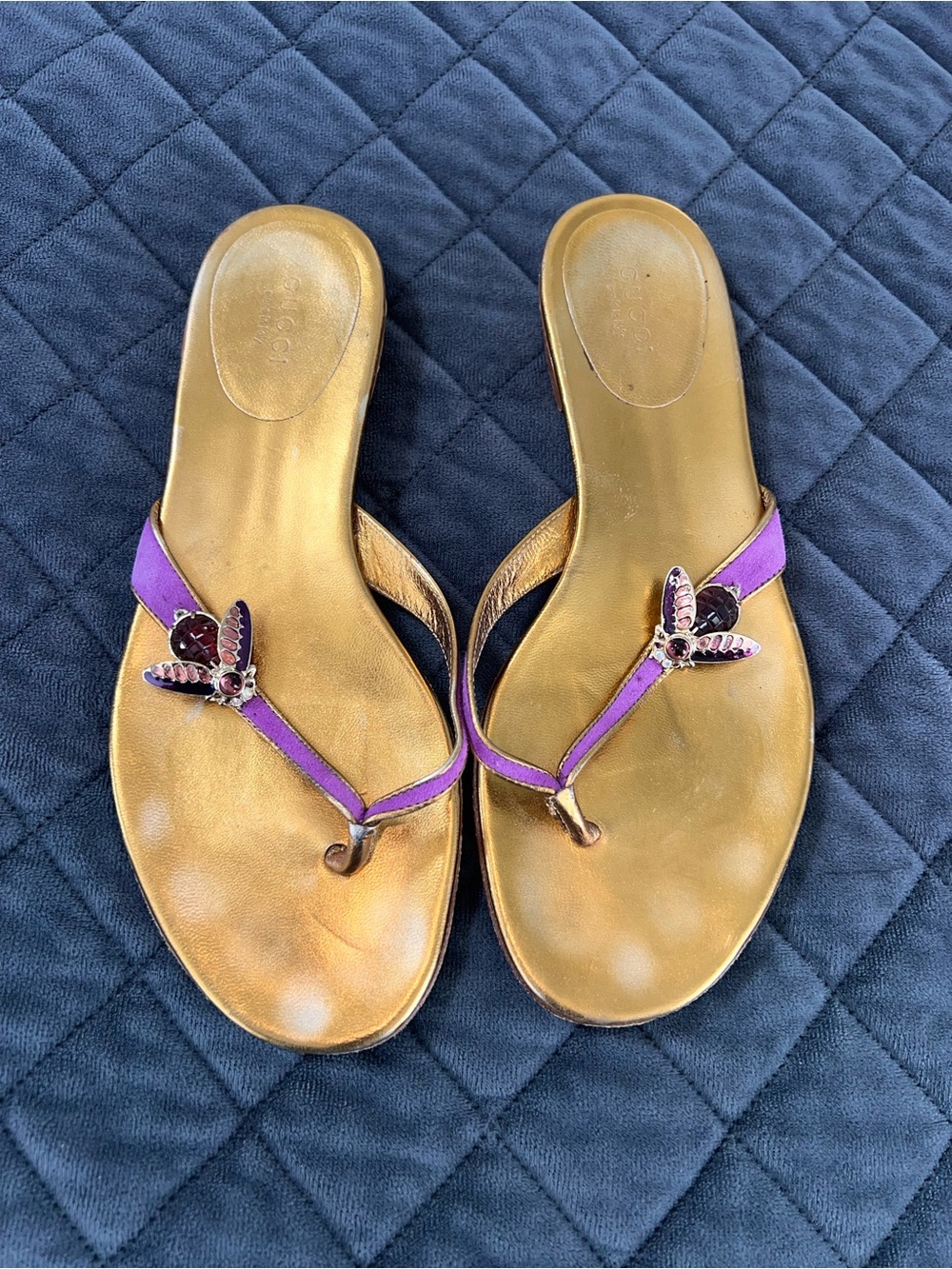 Gucci Bee Sandals Shoes Women’s 7 B Gold Thong Flip Flops Suede Purple Gold